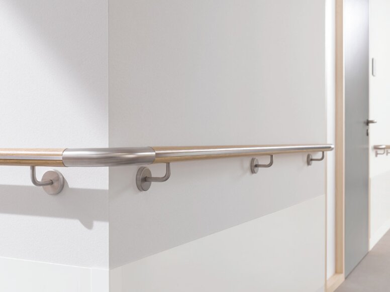 Wooden handrail with 90° arched supports and stainless steel end arch