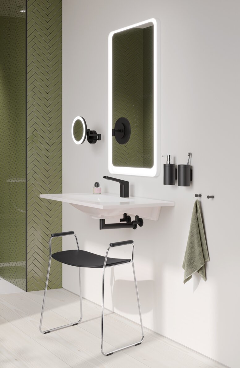 Bad mit Waschplatz, Duschbereich und WC ausgestattet mit HEWI System 900 und Duschhocker in Schwarz matt