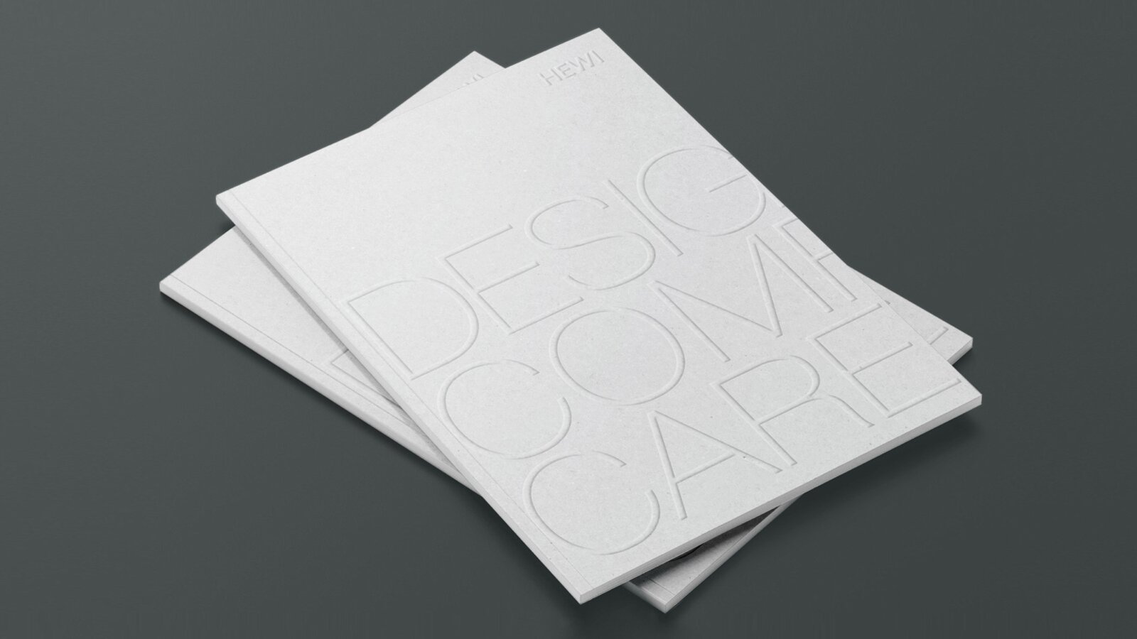 2 aufeinander gelegte Design Comfort Care Broschüren mit ICONIC AWARDS Logo rechts unten