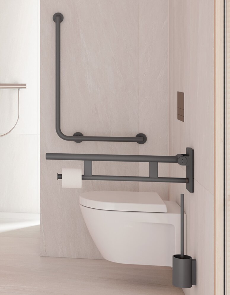 Barrierefreies Bad mit Waschplatz, Duschbereich und WC ausgestattet mit HEWI Serie 900 in Anthrazit matt