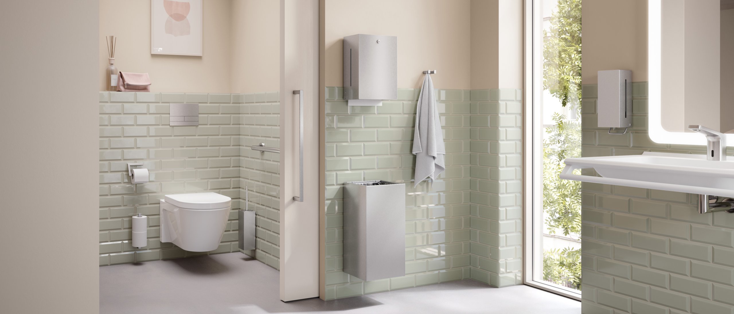 Badezimmer mit Waschbereich und WC ausgestattet mit HEWI System 900 Edelstahl
