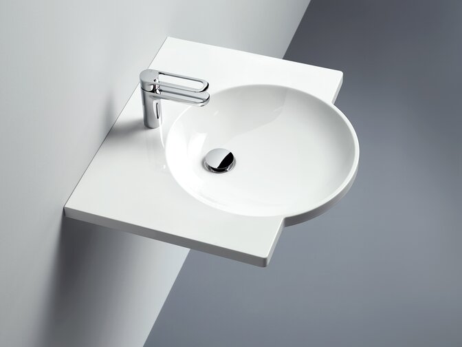 Washbasin with round basin and single lever tap in chrome